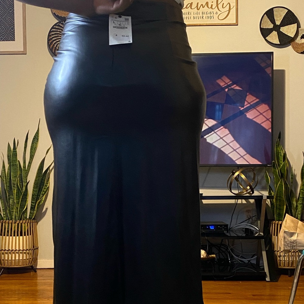 Black Zara faux leather Midi skirt size 30/L.